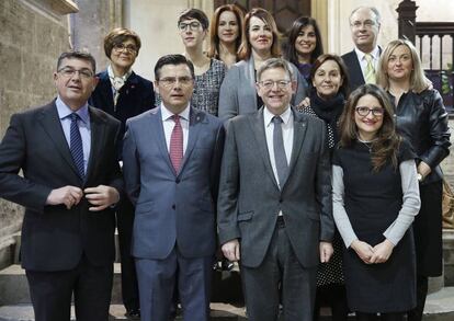 Una representaci&oacute;n de presidentes de Parlamentos auton&oacute;micos con el presidente y vicepresidenta de la Generalitat, Ximo Puig y M&oacute;nica Oltra. 