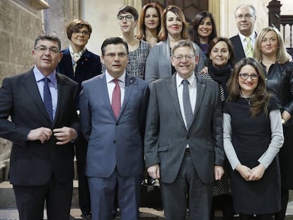 Una representaci&oacute;n de presidentes de Parlamentos auton&oacute;micos con el presidente y vicepresidenta de la Generalitat, Ximo Puig y M&oacute;nica Oltra. 