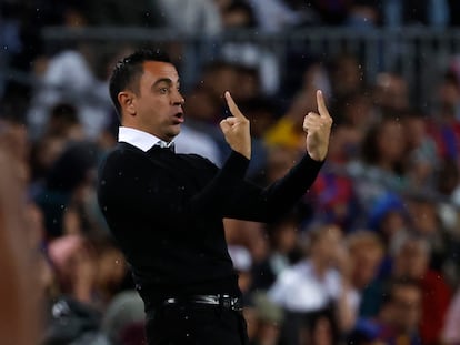 Xavi Hernández da instrucciones a sus jugadores durante el partido entre el Barcelona y el Betis.