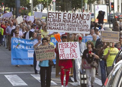 Marcha de afectados por las participaciones preferentes, ayer en Vigo.