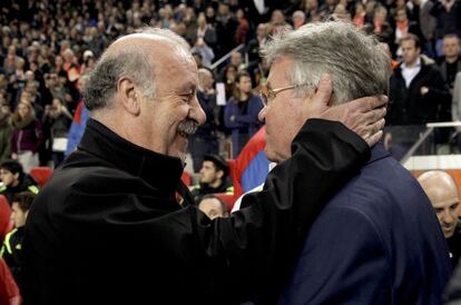 El seleccionador español, Vicente del Bosque, saluda a su símil holandés, Guus Hiddink.