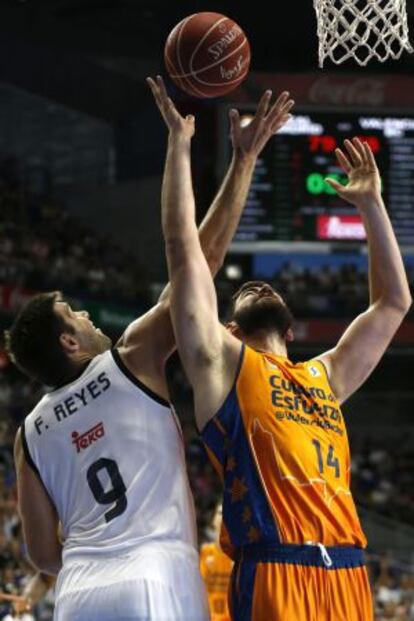 Felipe y Dubljevic pelean un rebote
