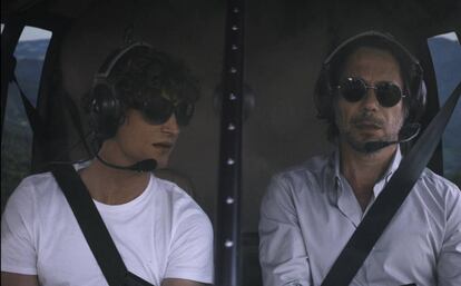 Niels Schneider, como el príncipe, y Mathieu Amalric, como su tutor, en 'Belle dormant.