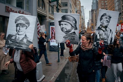 Manifestantes durante una protesta contra el presidente Donald Trump en Nueva York, el 5 de abril.