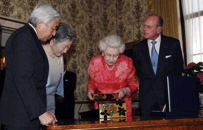 Akihito rompió la tradición de aislacionismo del país y como jefe de Estado llevó a cabo numerosos viajes y giras internacionales. En la fotografía, Akihito y Michiko presentan un regalo a la reina Isabel II durante una visita en el Palacio de Buckingham en 2007.