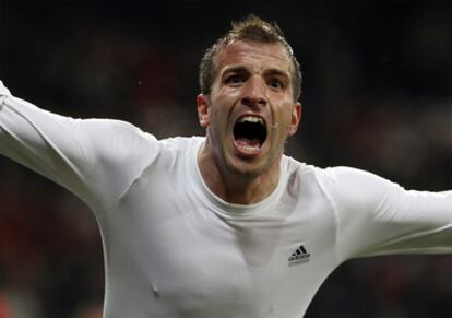 Van der Vaart celebra el gol de la victoria