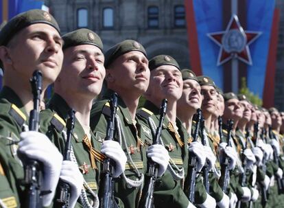 "La voluntad de hierro del pueblo soviético, su coraje y estoicismo salvaron a Europa de la esclavitud", aseguró Putin durante un breve discurso en el que felicitó a los rusos por el Día de la Victoria, considerada popularmente la fiesta nacional rusa.