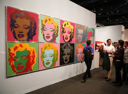 Serie de 10 grabados de Marilyn Monroe por Andy Warhol en uno de los <i>stands </i>de la feria.