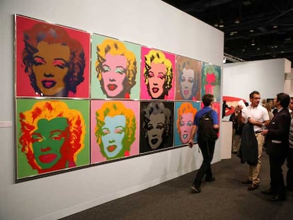 Serie de 10 grabados de Marilyn Monroe por Andy Warhol en uno de los <i>stands </i>de la feria.