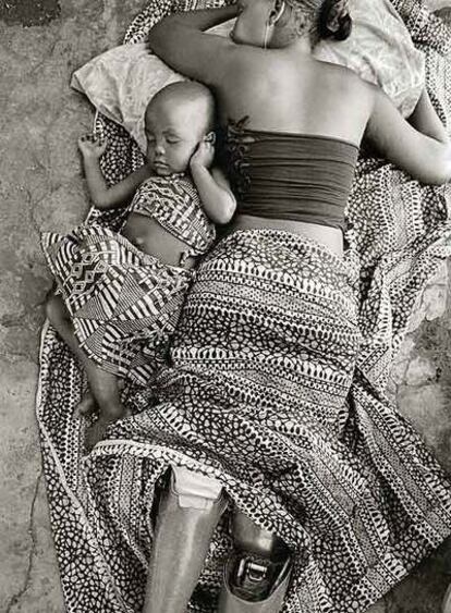 Alia se ha dormido al lado de su madre, una víctima de las minas antipersona en Mozambique.