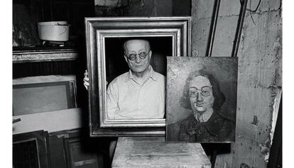 Jaume Sabartés junto al retrato 'Jaume Sabartés amb pinçanàs' (1901) de Picasso.