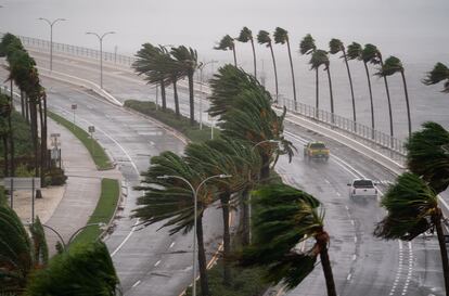 Dos vehículos atraviesan el puente de John Ringling Causeway, en Sarasota, Florida. La temporada de huracanes en el Atlántico empezó este año con algo de retraso, pero en septiembre ha recuperado el tiempo perdido. La primera tormenta en alcanzar la categoría de huracán fue 'Danielle', a principios de este mes, cuando lo normal es que en agosto ya haya algún huracán. Luego le han seguido 'Earl' (que afectó a islas del Caribe), 'Fiona' (que castigó especialmente a Puerto Rico) y ahora 'Ian'. 