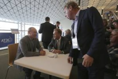 El presidente ruso, Vladimir Putin (i), toma un taza de café en un restaurante durante la Semana del Foro de Cooperación Económica Asia Pacífico (APEC) en Vladivostok, Rusia, hoy, jueves, 6 de septiembre de 2012.