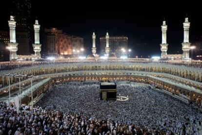 Peregrinos musulmanes marchan alrededor de  la Kaaba en la Meca el martes.