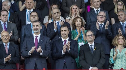 El rey Felipe VI junto al presidente del Gobierno, Pedro Sánchez, el presidente de la Generalitat, Quim Torra, y otras autoridades en la inauguración de los juegos del Mediterráneo.