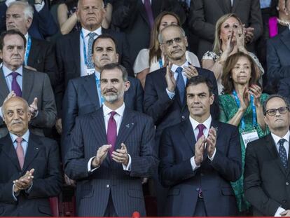 El rey Felipe VI junto al presidente del Gobierno, Pedro Sánchez, el presidente de la Generalitat, Quim Torra, y otras autoridades en la inauguración de los juegos del Mediterráneo.