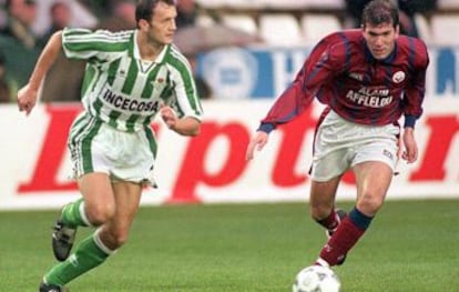 El b&eacute;tico Vidakovic conduce el bal&oacute;n ante un joven Zidane en el Girondins en 1995. 