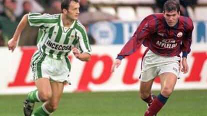 Vidakovic, do Betis, carrega a bola diante de Zidane em 1995.