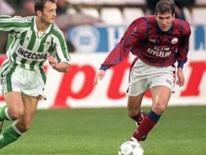 El b&eacute;tico Vidakovic conduce el bal&oacute;n ante un joven Zidane en el Girondins en 1995. 