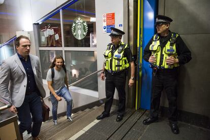 Paul Anderson, un funcionario británico que volvía a su casa en la línea Central después de haber salido a cenar con unos amigos, admitió estar asombrado por el hecho de que "Londres haya tardado tanto" en estrenar un servicio 24 horas. En la imagen, Policía de Transporte Británica vigilan en la estación de Brixton.