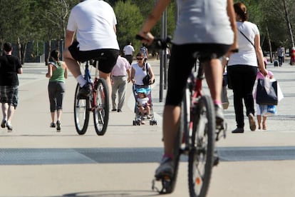 Ciclistas y peatones, en la zona de Madrid R&iacute;o. 