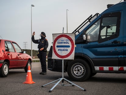 Control de los Mossos de Esquadra en el acceso de la AP-7 de Vilademuls, dirección Girona y Barcelona.