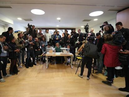 Medios gráficos a la espera del voto de Pedro Sánchez, el domingo, en el centro cultural Valturno de Pozuelo de Alarcón (Madrid)