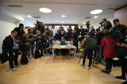 Medios gráficos a la espera del voto de Pedro Sánchez, el domingo, en el centro cultural Valturno de Pozuelo de Alarcón (Madrid)