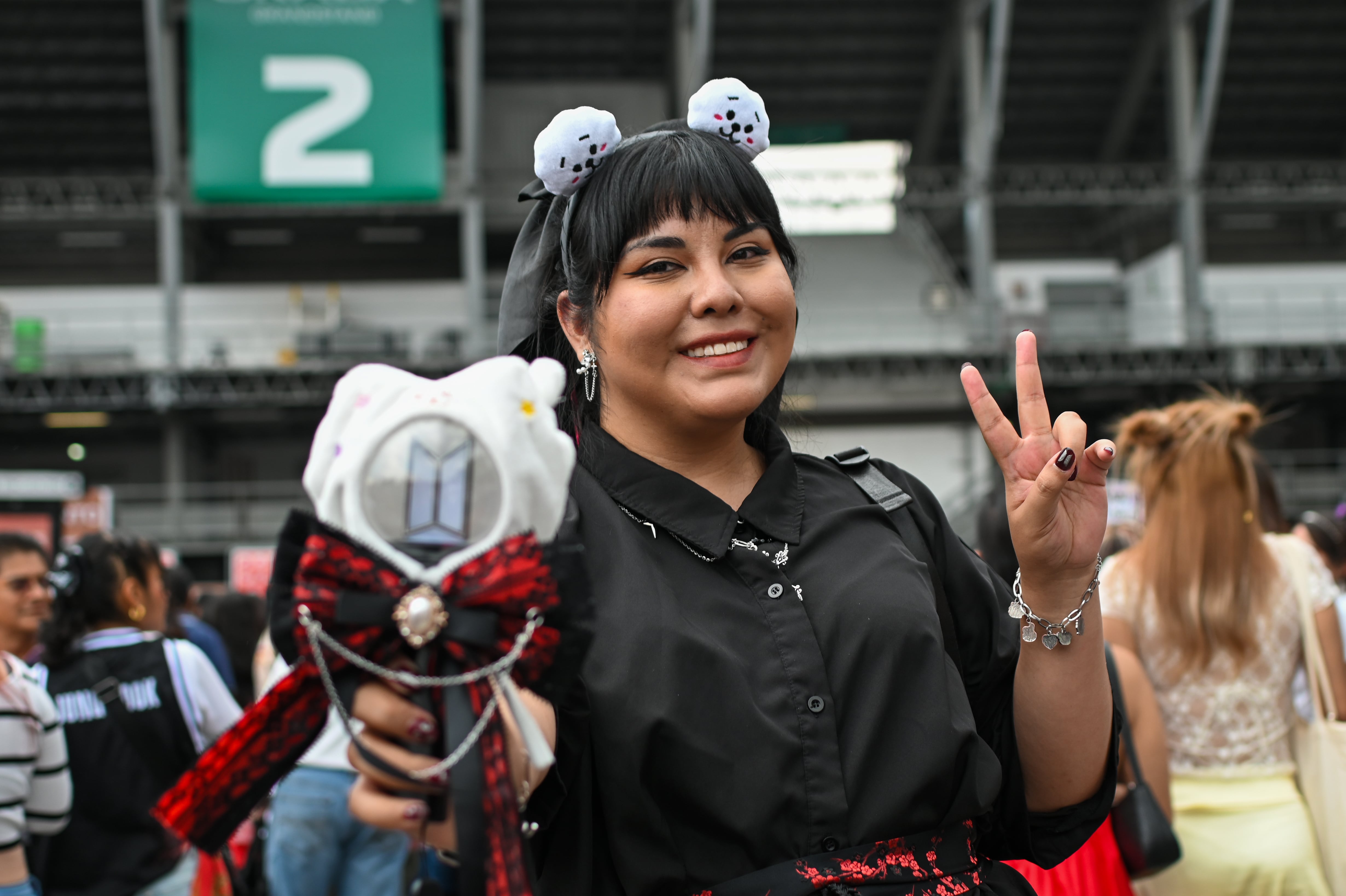 Fanática con su Light Stick fuera del estadio.
