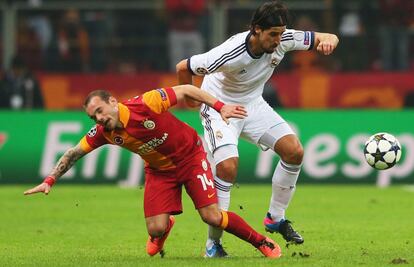 Khedira pelea el balón con Sneijder.