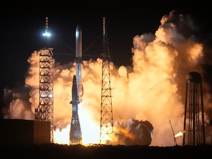 El cohete New Glenn, de la compañía espacial Blue Origin, en el momento de su lanzamiento desde Cabo Cañaveral (Florida, EE UU).