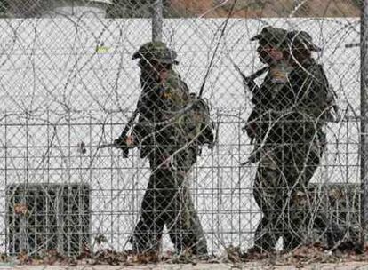 Una patrulla del Ejército vigila la alambrada fronteriza de Ceuta.