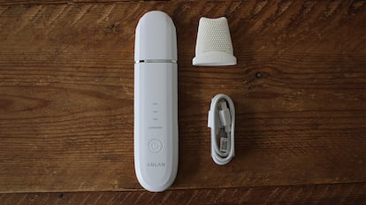 El succionador de poros Anlan utiliza vibraciones ultrasónicas para limpiar la piel y mejorar su textura.
