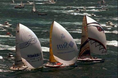 Tres de los barcos participantes en la salida de la tercera etapa, entre Fremantle y Sidney (Australia).