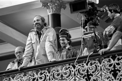 Brian De Palma y Steven Spielberg durante el rodaje de 'Scarface' (1983).