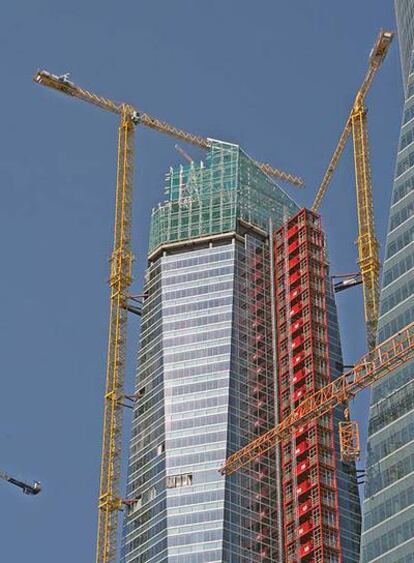 La Torre de Mutua está a sólo 10 metros de alcanzar su altura máxima, 250 metros.