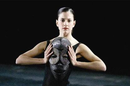 Simone Geiger, en una escena de <i>Whereabouts unknown,</i> de 

Jiri Kilian, del Nederlands Dans Theater.