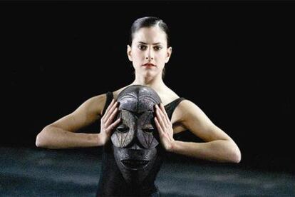 Simone Geiger, en una escena de <i>Whereabouts unknown,</i> de
Jiri Kilian, del Nederlands Dans Theater.