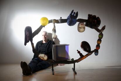 Tony Oursler junto a una de sus obras