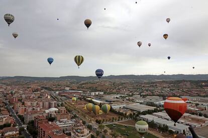 Más de 50 globos aerostáticos procedentes de Japón, Inglaterra, Suiza, Francia, Israel, Holanda y España han despegado desde el nuevo Parque Central de Igualada (Barcelona) para inaugurar el European Balloon Festival, que se celebra hasta el domingo en el cielo de la comarca del Anoia.