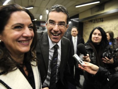 Carlos Iglesias, feliz a la salida del juicio en que se demostró que Ernesto Koplowitz es su padre.