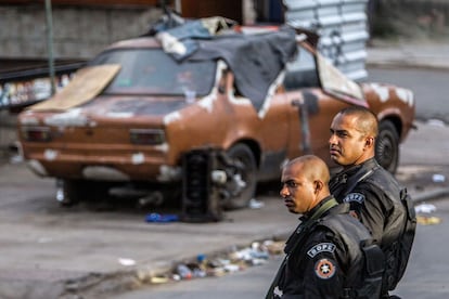 Policiais del BOPE (Batallón de Despliegues policiales Especiales de la Policía Militar) vigilan las calles de las favelas que componen el Complexo da Maré en Río de Janeiro.