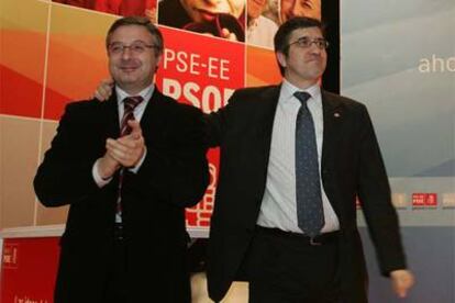 José Blanco, a la izquierda, y el candidato del PSE a <i>lehendakari,</i> Patxi López, en San Sebastián.