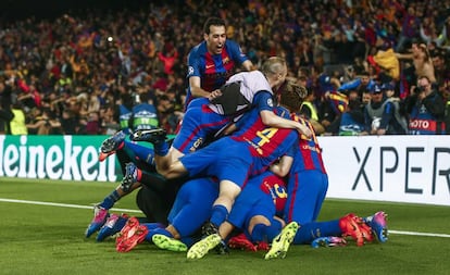 Els jugadors del Barça celebren el sisè gol davant el PSG
