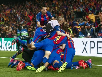 Els jugadors del Barça celebren el sisè gol davant el PSG