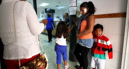 Inmigrantes en el centro de salud de Embajadores en Madrid. 