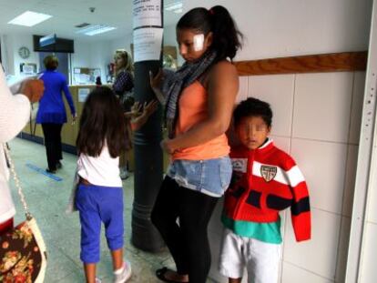 Inmigrantes en el centro de salud de Embajadores en Madrid.