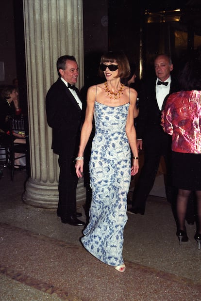 Buena prueba de ello es esta imagen de Anna Wintour en 1996 donde ya llevaba vestidos estampados largos, combianados con collares y gafas de sol negras.