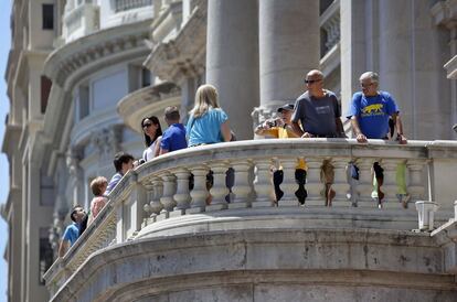 Los turistas se asoman a la barandilla del balcón construido en la década de los 60.