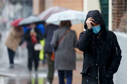 Varias personas se protegen de la lluvia, este miércoles en Madrid.
